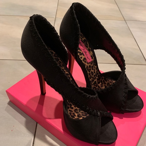 Betsey Johnson Walter pump - Picture 1 of 6